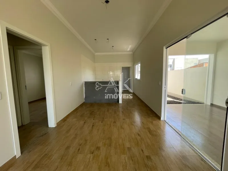 Cozinha da casa, com bancada e espaço integrado para o convívio.