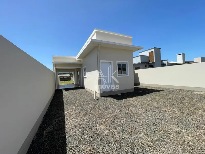 Pátio murado com espaço ao redor da casa e acesso à lavanderia.